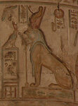 Horus l’Ancien sous la forme d’un lion assis à tête de faucon. 