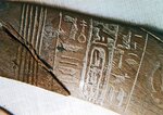 Baguette magique avec le nom du pharaon Amenemhat VII. À l’intérieur est mentionné sa filiation paternelle par le roi Seb, 