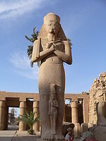 Colosse inscrit au nom de Pinedjem Ier à l’entrée du situé dans la grande cour du temple d’Amon-Rê de Karnak