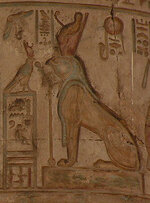 Horus l’Ancien sous la forme d’un lion assis à tête de faucon. 